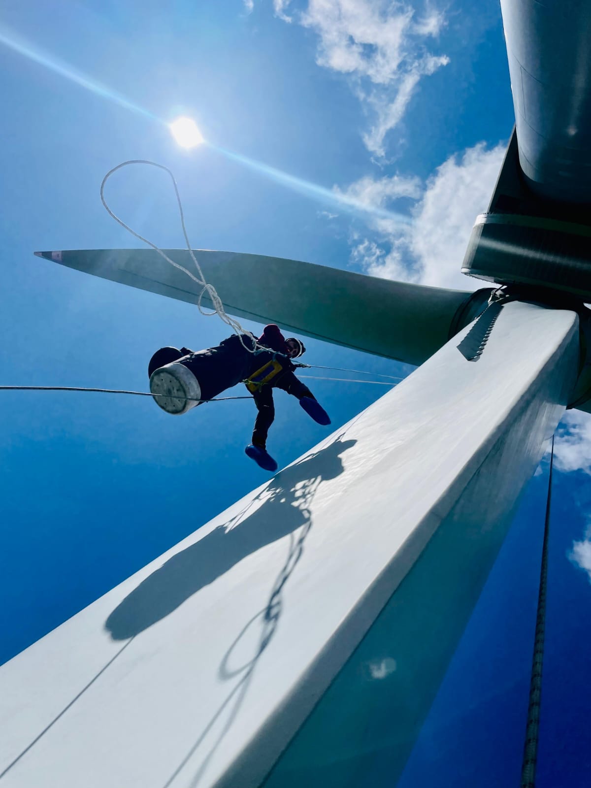 Alpinista przemysłowy przy pracy na wysokości